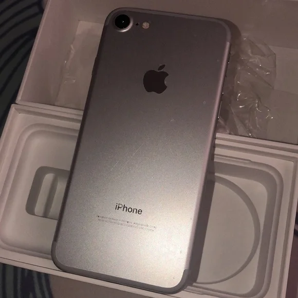 iPhone 7 silver 32GB no cracks, no scratches… mint condition/charge & go.Box +